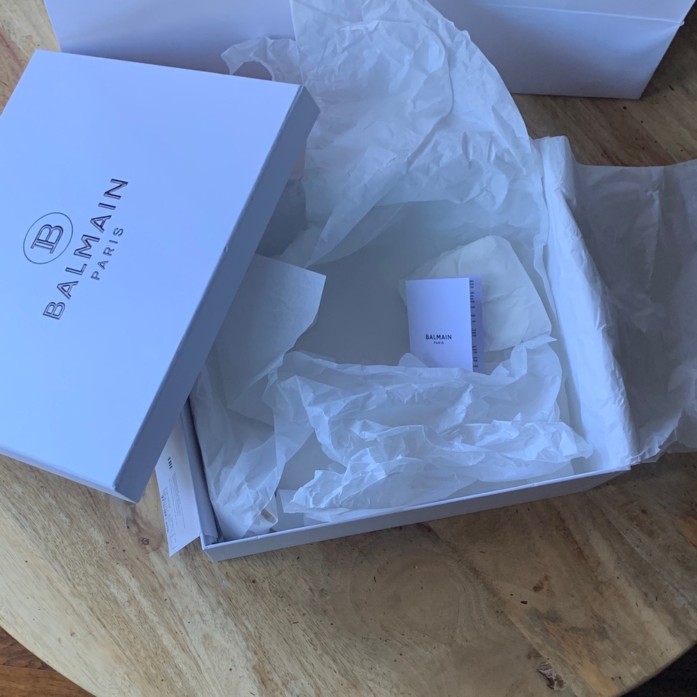 Balmain Classic White Gift Box - Picture 2 of 9